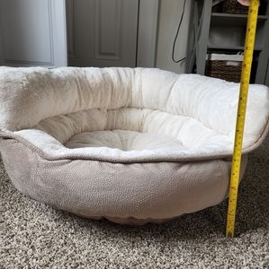 Plush pet bed